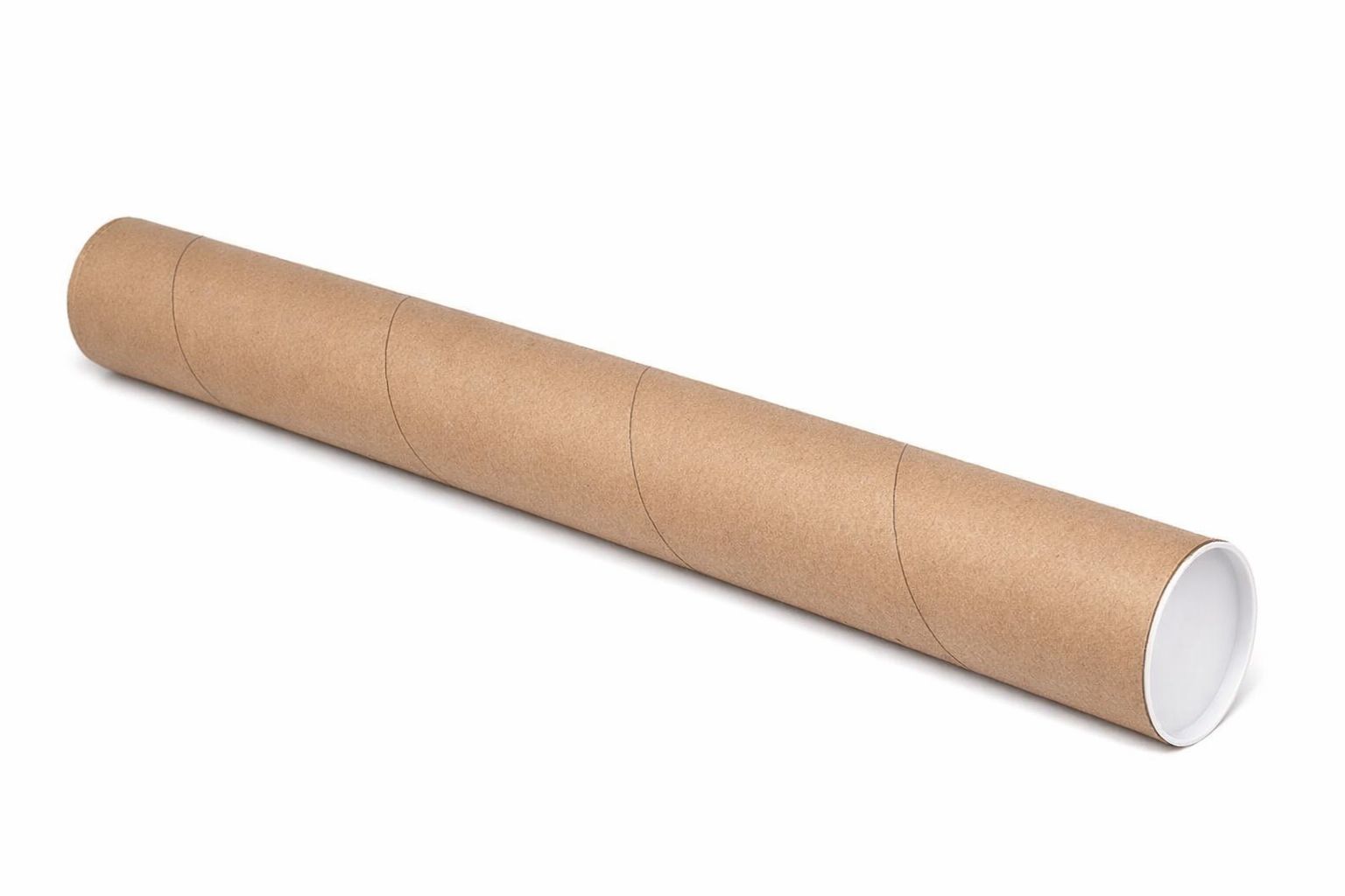 Eine Versandrolle aus brauner Pappe für Poster vor weißem Hintergrund.