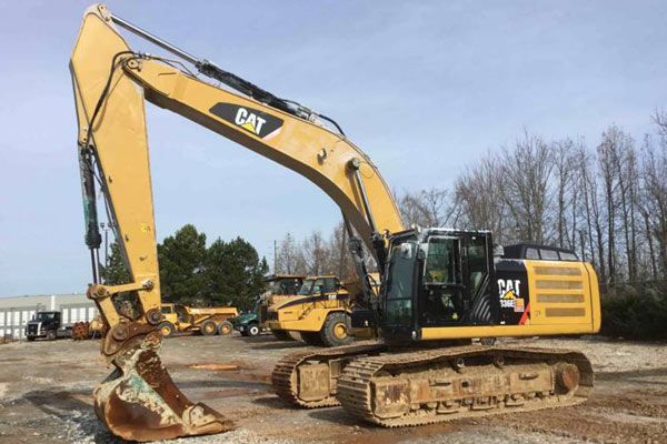 Gelber CAT-Kettenbagger auf einem Auktionsgelände für Baumaschinen.