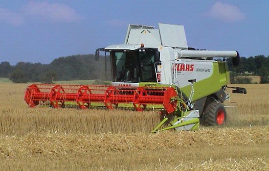 Ein moderner Claas Lexion Mähdrescher bei der Getreideernte auf dem Feld.