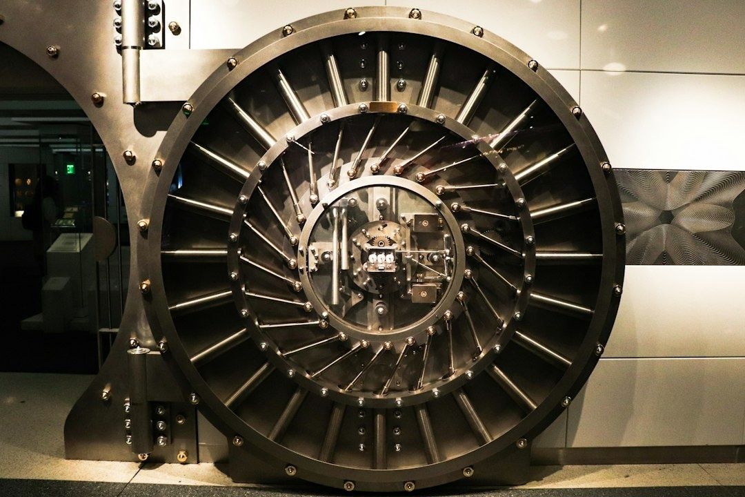 Detailaufnahme eines großen runden Tresorschlosses mit sichtbarer Mechanik