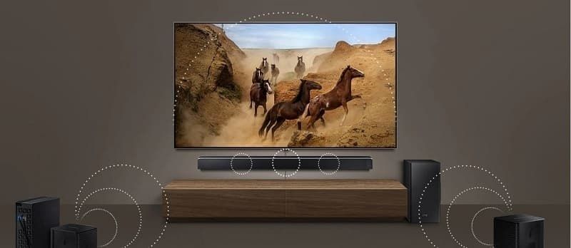 Heimkino mit Fernseher, Soundbar und mehreren Lautsprechern